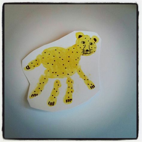 Handprint cheetah. Cheetah Handprint Art, Cheetah Crafts Preschool, Cheetah Craft, Easy Kindergarten Crafts, Cheetah Crafts, Hand Print Animals, Teal Room, Handprint Calendar, Cheetah Drawing