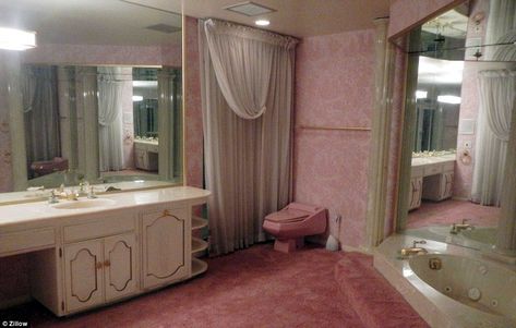 Late 70s and 80s. The decade of rose and mauve. And of course, a carpeted floor bathroom - how do you clean it? 1970s Bathroom, Doomsday Bunker, 80s House, Las Vegas Luxury, Underground Homes, Mansions For Sale, Bathroom Carpet, Vintage Bathrooms, Teenage Bedroom