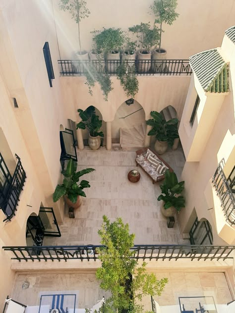 Syrian House Design, Morocco House, Indian House Design, Moroccan Houses, Small Courtyard Gardens, Mediterranean Style Home, Courtyard House Plans, Warm Home Decor, Mediterranean Style Homes