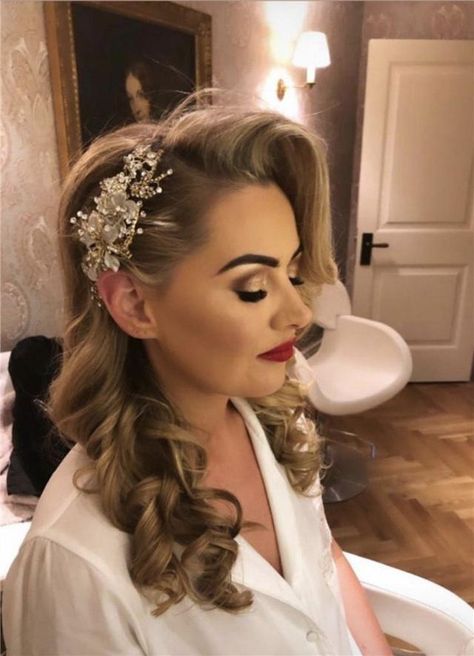 Weding Hair, Wedding Hollywood, Heir Style, Aviation Wedding, Veil Comb, Half Up Half Down Hairstyle, Down Hairstyle, Floral Headpiece Wedding, Winter Wedding Hair