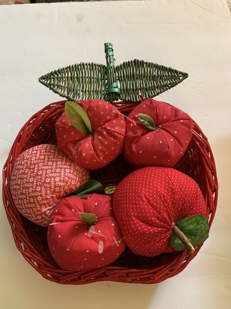 Apple Basket With Fabric Apples 6 Piece Set Home Decor. Condition is Used. Excellent condition Apple Home Decor, Apple Themed Kitchen, Fabric Apples, Apple Aesthetic, Apple Decor, Apple Kitchen Decor, Apple Basket, Apple 6, Apple Baskets