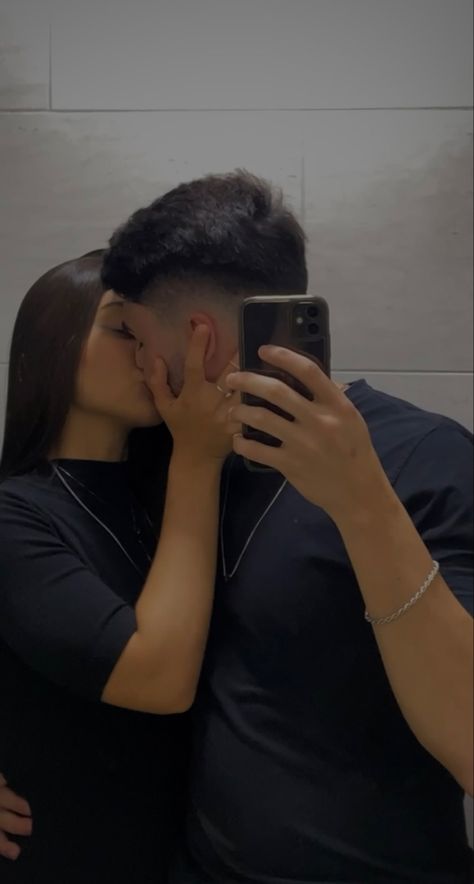 Couple Poses In Front Of Mirror, Cute Selfie Poses For Couples Mirror, Mirror Selfie For Couple, Selfie Pose Couple, Couple Photo Ideas Mirror, Mirror Selfie With Boyfriend, Couple Poses Mirror, Couple Selfies Aesthetic, Couple Mirror Selfie Ideas