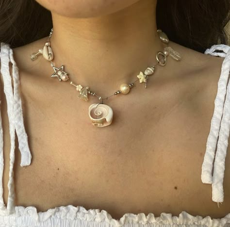 Gold Pearl Accessories, Ocean Inspired Beaded Jewelry, Siren Core Jewelry, Mermaid Necklace Aesthetic, Mermaid Core Necklace, Mermaid Fashion Aesthetic, Mermaid Jewelry Aesthetic, Mermaidcore Necklace, Shell Necklace Aesthetic