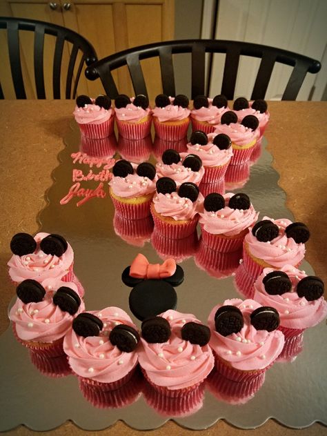 Minnie Mouse Mini Cupcakes, Minnie Mouse Fruit Platter, Minnie Mouse Birthday Cupcakes, Mickey Minnie Cupcakes, Minnie Mouse Cupcakes 3rd Birthday, Minnie Mouse Party Theme, Minnie Mouse Cupcake Ideas, Minnie Mouse Birthday Desserts, Minnie Mouse Treats Diy