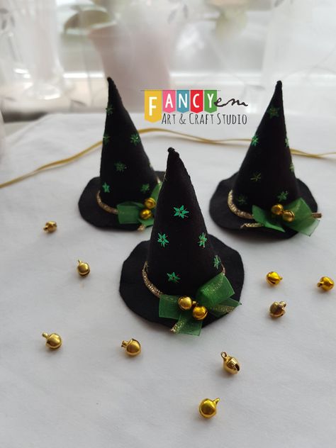 Handmade Witch Hat, Decoracion Halloween, Mini Witch Hat, Halloween Felt Crafts, Felt Witch Hat, Witchy House, Felt Decor, Deco Halloween, Witch Hat Halloween