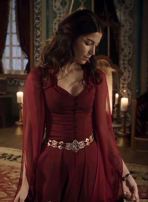 Medieval Dress Royal, Medieval Dress Aesthetic, Red Medieval Dress, Gra O Tron, Aesthetic Dress, Old Fashion Dresses, Fantasy Dresses, Royal Dresses, Fantasy Gowns