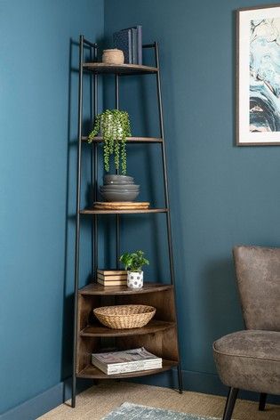 Wallpapers Living Room, Corner Ladder Shelf, Decorative Shelves, Living Room And Kitchen Design, Free Standing Shelves, Corner Furniture, Wooden Drawer, Corner Decor, Rack Tv