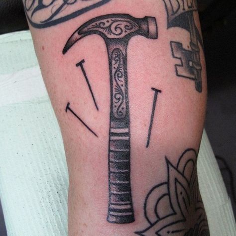 Hammer Tattoo, Finger Tattoo For Women, Back Tattoo Women, New Tattoo, Time Tattoos, American Traditional, Old School Tattoo, Finger Tattoos, Body Mods