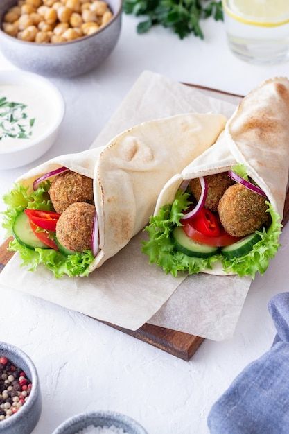 Falafel Sandwich Photography, Healthy Oatmeal Bowl, Healthy Eating Vegetarian, Falafel Pita, Falafel Sandwich, Falafel Wrap, Meal Rotation, Hummus And Pita, Falafel Recipe