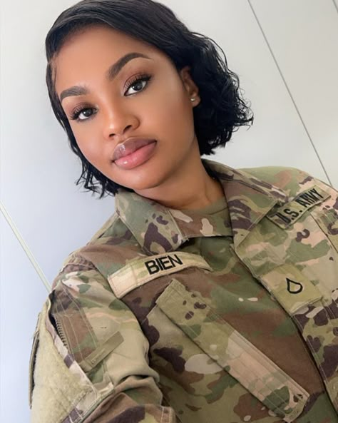 Slanda Bien Aime | Pic of the day 📷 #gogreen💚 #usarmy | Instagram Deni Denials, Female Marines, Army Women, Framed Photo Collage, Army Life, Female Soldier, New Photo Download, Photo To Video, Navy Women