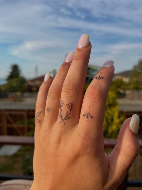 Finger Tattoos Flower Wrap, Foliage Finger Tattoo, Handpoke Finger Tattoo, Finger Tattoo Traditional, Dainty Flower Hand Tattoo, Nature Finger Tattoo, Flower On Finger Tattoo, Plant Finger Tattoo, Front Wrist Tattoos