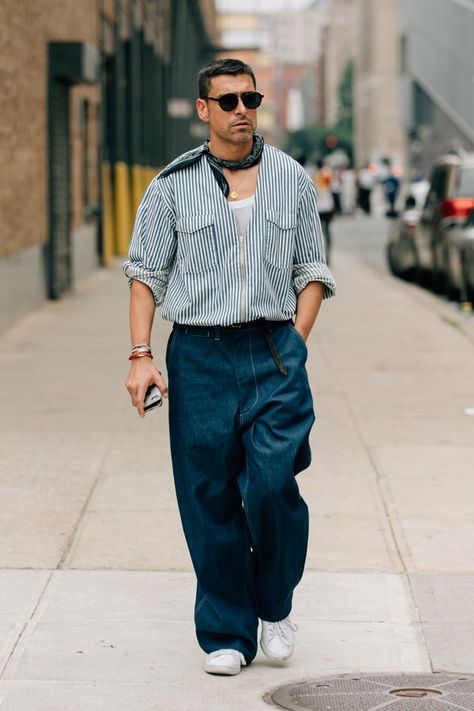 The best men's street style fits spotted outside the New York Fashion Week: Men's Spring-Summer 2018 shows by the editors, buyers, and more who wear them best. Man Street Style, New York Fashion Week Men, New York Outfits, New York Street Style, New Street Style, Men Street Fashion, Mens Fashion Smart, New York Mens, Mens Fashion Classy