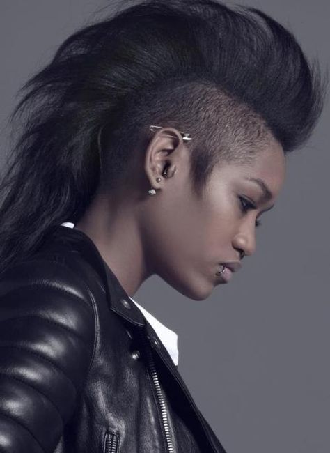 Mohawk swept back Long Mohawk, Mohawk Hairstyles For Women, Chica Punk, Afro Goth, Goth Hair, Apocalyptic Fashion, Ethnic Hairstyles, Mohawk Hairstyles, Black Goth