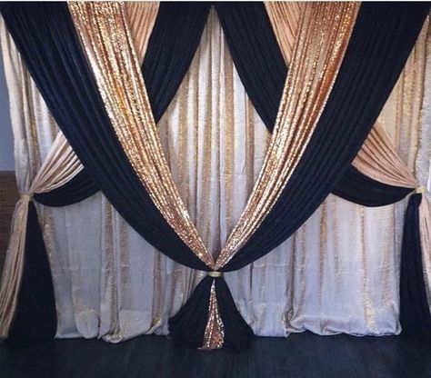 Simple Curtain Backdrop Ideas, Black And Gold Draping Backdrop, Wedding Draping Backdrop, Backdrop Draping, Draping Ideas, Purple Backdrop, Gatsby Party Decorations, Blitz Design, Wedding Draping