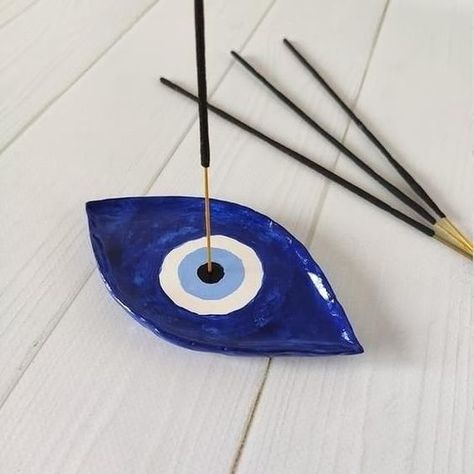 Evil Eye Incense Holder, Incense Clay Holder, Air Dry Clay Ideas Sculpture, Cool Things To Make With Clay, Things To Make Out Of Air Dry Clay, Air Dry Clay Incense Holder, Pottery Incense Holder, Cool Clay Ideas, Evil Eye Clay