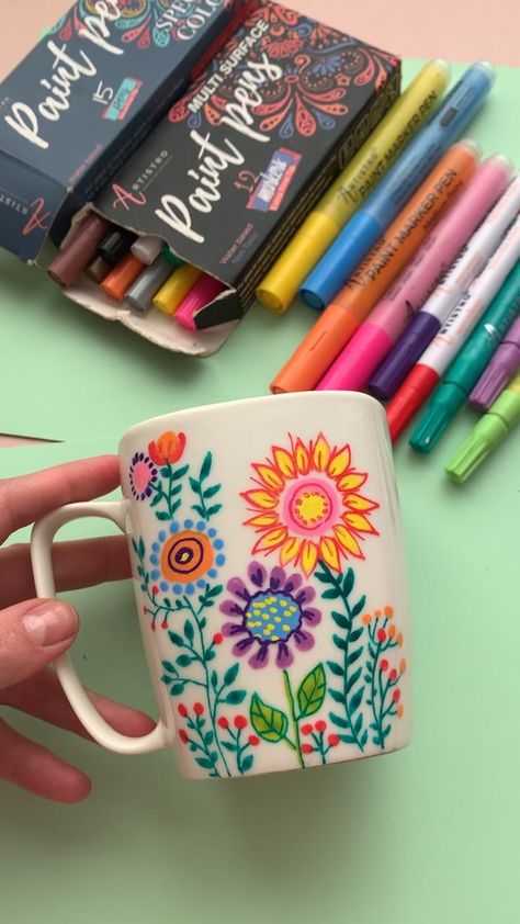 Artistro • Art supplies on Instagram: “«Mug customization» spring flowers” Mug Decorating Ideas Sharpie, Drawing On Mugs, Hand Painted Pottery Mugs, Cup Inspiration, Clay Cafe, Art Markers Drawing, Markers Drawing, Creativity Ideas, Painted Coffee Mugs