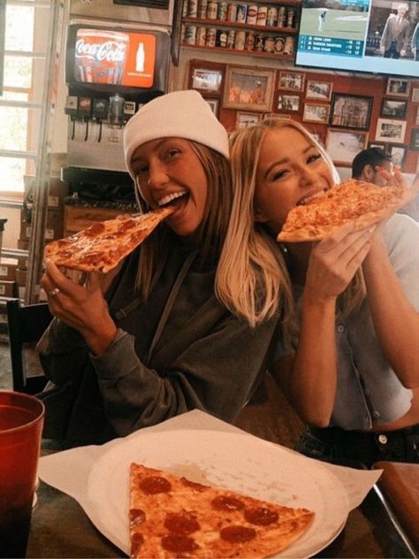 Eating Pizza Pose, Pizza Pics For Instagram, Eating Pizza Photography, People Eating Pizza, Friends Eating Pizza, Pizza Friend, Pizza Photo, Pizza Girls, Cute Pizza