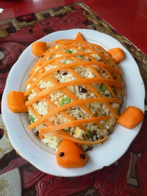 Turtle fried rice presentation - can use other foods Rice Presentation, Creative Dinners, Garnishing Ideas, Salad Art, Nice Salad, Veggie Art, Fruits Decoration, Carbohydrates Food, Veggie Tray