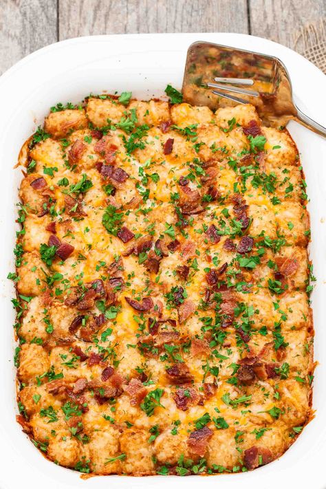 Cheesy Tater Tot Breakfast Casserole Cheesy Tater Tots, Tater Tot Breakfast Casserole, Sandwhich Recipes, Tater Tot Breakfast, Breakfast Ingredients, Christmas Morning Breakfast, Tater Tots, Rotisserie Chicken Recipes, Christmas Breakfast