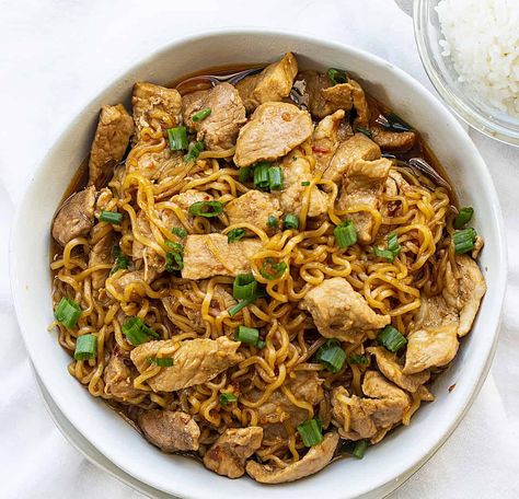 Ramen noodles are mixed in with flavorful pork loin slices that have just the right amount of kick in this Easy Spicy Pork Noodles recipe. Spicy Pork Noodles, Pork And Rice, Noodle Bowls Recipes, Rice Noodle Recipes, Recipes Spicy, Noodles Ramen, Pork Noodles, Asian Dinners, Noodle Recipe