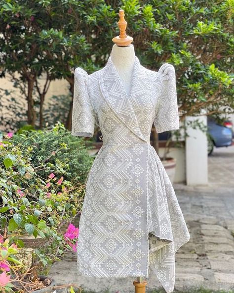 Filipiniana Attire Modern, Filipino Dress Modern, Filipiñana Dress Modern For Graduation, Modern Filipina Dress, Simple Filipiniana Dress, Modern Filipiniana Dress For Graduation, Modern Filipino Outfit, Filipiniana Outfit Ideas, Modern Filipina Outfit