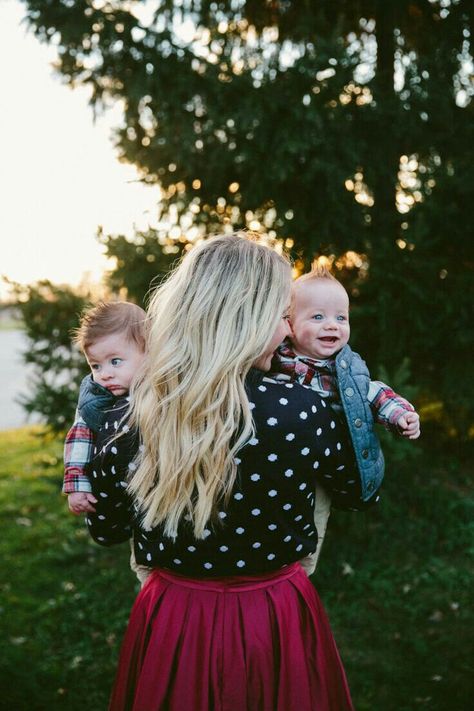 Twin Baby Photography, Twin Baby Photos, Twin Pictures, Twin Photography, Family Photoshoot Poses, Baby Christmas Photos, Twin Photos, Baby Twins, Cute Babies Photography