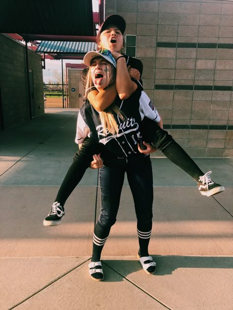 Softball Team Photos, Softball Aesthetic, Softball Pictures Poses, Softball Photography, Softball Cheers, Softball Photos, Softball Drills, Softball Outfits