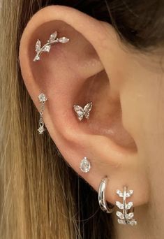 Creative Earrings, Tragus Daith, Types Of Ear Piercings, Ear Piercings Helix, Helix Piercing Jewelry, Pretty Ear Piercings, Cartilage Jewelry, Geeky Girls, Cute Ear Piercings