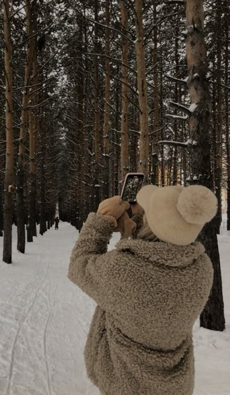 Snow Pictures Instagram, Snow Photoshoot Ideas, Snow Photoshoot, Winter Instagram, Snow Pictures, Snow Photography, Snow Trip, Travel Pictures Poses, Winter Photoshoot