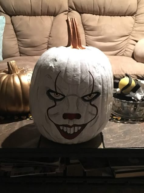 Pumpkin Ideas For Halloween Scary, Pumpkin Panting Ideas Scary, Pumpkin Painting Ideas Pennywise, Small Pumpkin Painting Ideas Scary, Horror Pumpkin Painting Ideas, Horror Painted Pumpkin, Art The Clown Pumpkin, Scary Pumpkin Painting Ideas Creative, Painted Pumpkin Ideas Scary