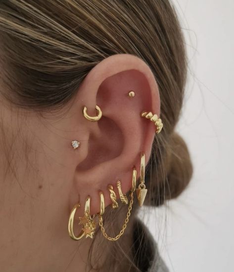 Hijabstyle Outfits, Turkey Hijab, Unique Piercing, Minimalist Ear Piercings, Ear Piercings Chart, Cool Ear Piercings, Pretty Ear Piercings, Cute Ear Piercings, Jewelry Tattoo