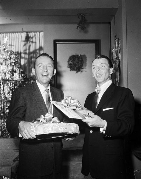 Christmas Celebrities, Frank Sinatra Christmas, Celebrity Diet, Celebrity Christmas, Hollywood Christmas, Christmas Nostalgia, Vintage Christmas Photos, Vintage Stars, Christmas Pics