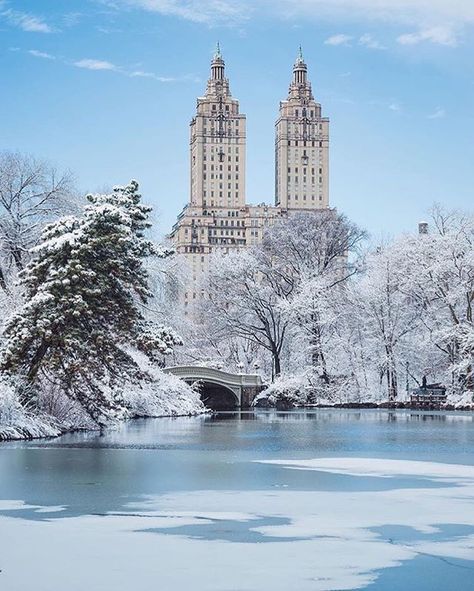 Snowy New York, Mommy Kissing Santa Claus, New York Central Park, Winter In New York, Miracle On 34th Street, Nyc Winter, American Photo, Central Park West, New York Winter