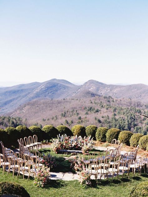 An Elegant Mountaintop Wedding at a Lodge in North Carolina Lodge Wedding Reception, Rt Lodge, Travis Wedding, Mountaintop Wedding, Highlands North Carolina, Entertaining Dinner, Outdoorsy Couple, Mountain Top Wedding, Moving Cross Country