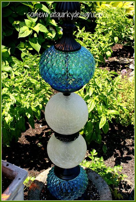 Glass tower made out of old swag lamps, rebar, you could also put solar lights inside to glow at night! Plates Crafts, Repurposed Glassware, Glass Tower, Bottle Trees, Garden Globes, Garden Totems, Lightning Rod, Swag Lamp, Bird Baths