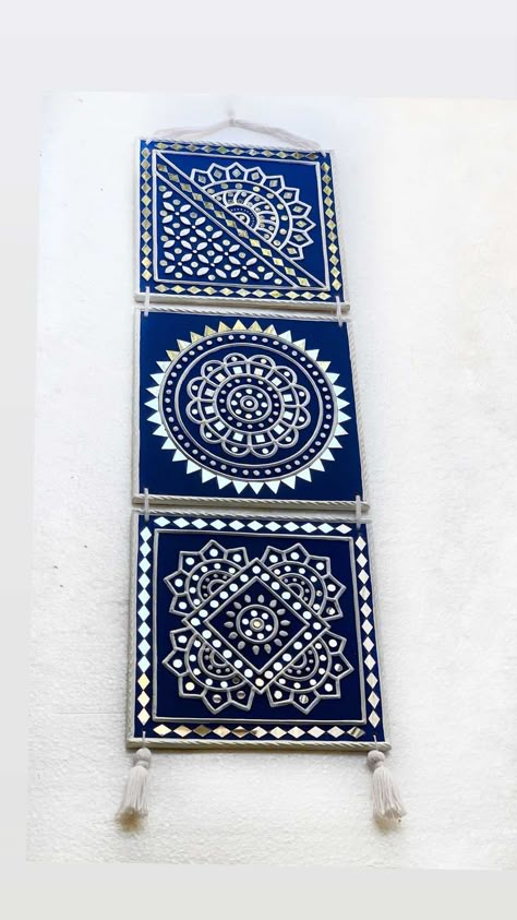 Square Wall Hanging Ideas, Lippan Art Motifs, Tree Of Life Lippan Art, Blue Lippan Art, Lippan Art Mirror Square Shape, Lipan Art Square Design, Square Shape Lippan Art Design, Lippon Art Designs Square, Vana Decoration