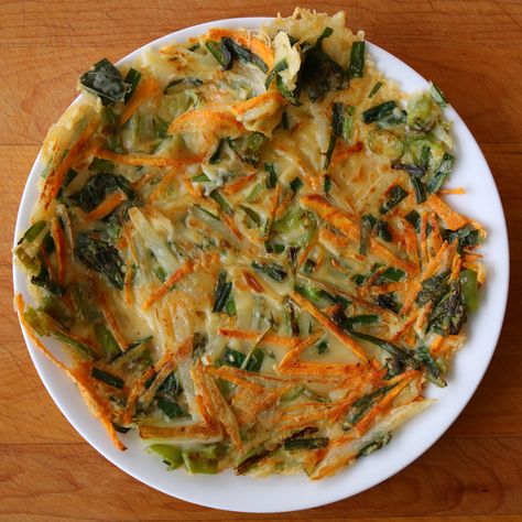 Korean yachaejeon recipes from Maangchi.com Green Onion Chicken, Vegetable Pancake, Maangchi Recipes, Korean Vegetables, Beginners Recipes, Seafood Pancake, Green Onion Pancake, Vegetable Pancakes, Korean Recipes