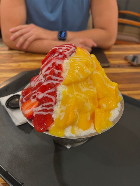 shaved iced Korean mango strawberry dessert sweet Mango Bingsu, Mango Bango, Korean Shaved Ice, Mango Aesthetic, Ice Cream Taco, Mango Ice Cream, Shave Ice, Strawberry Dessert, Yummy Comfort Food