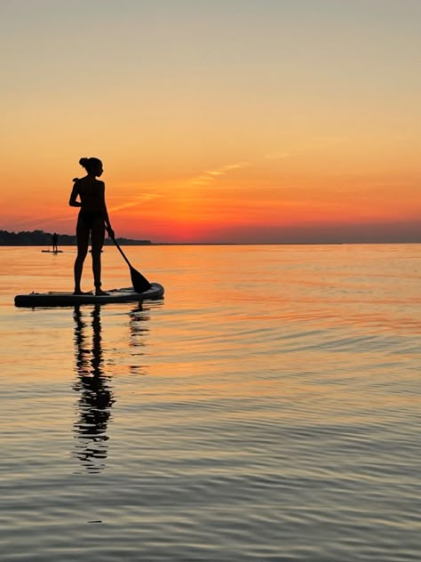 Paddle Boarding Sunset, Sunrise Paddle Boarding, Paddle Boarding Photoshoot, Cute Vespa, Standup Paddling, Kneeboarding, Sup Girl, Sup Surfing, Pick Flowers