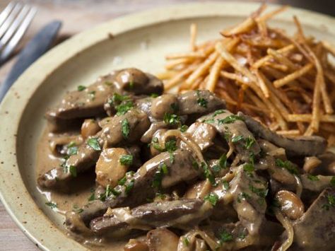 Classic Beef Stroganoff Recipe, Christmas Leftovers Recipes, Best Beef Stroganoff, Beef Stroganoff Crockpot, Beef Stroganoff Easy, Slow Cooker Beef Stroganoff, Spiced Beef, Beef Fillet, Stroganoff Recipe