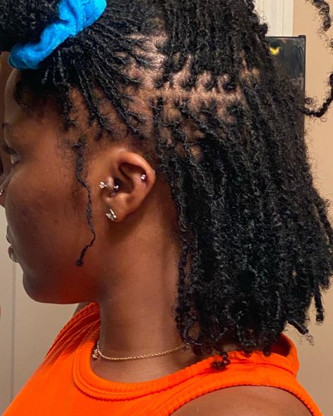 Starter Sister Locs, How To Retie Microlocs, Micro Locs Starter, Starter Microlocs, Diy Microlocs Installation, Interlock Micro Locs, Interlocking Locs, Microlocs 1 Year, Microlocs Retie