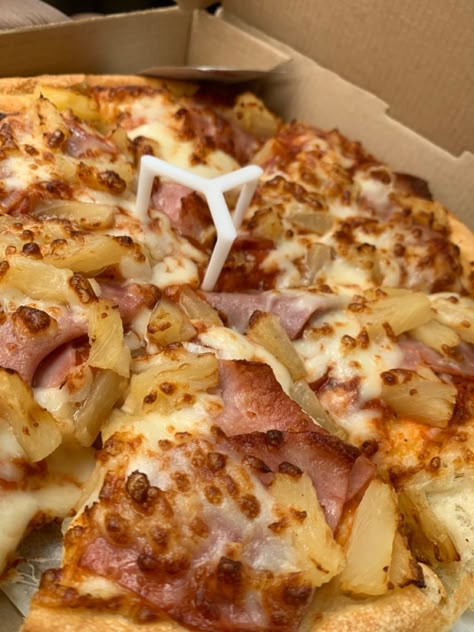 Pizza hut Hawaiian pizza Pineapple Pizza Aesthetic, Hawaiian Pizza Aesthetic, Hawian Pizza, Pizza Hut Aesthetic, Hawaii Pizza, Pizza Hawaiian, Savory Ham, Pizza Aesthetic, Ham Pizza