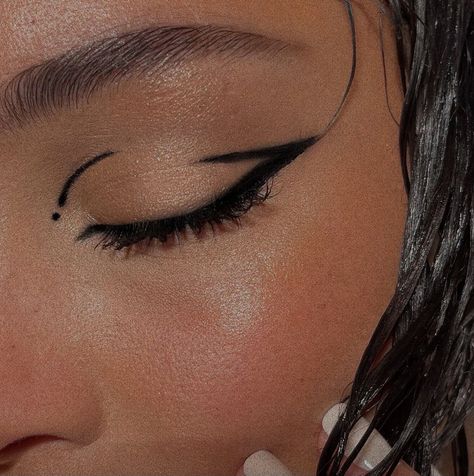 Graphic Liner Makeup Tutorial, Black Eyeliner Hooded Eyes, Cute Eyeliner Designs, Graphic Liner Makeup Black, Graphic Liner Makeup Hooded Eyes, Interesting Eyeliner, Graphic Eyeliner Black, Black Liner Makeup, Eye Liner Designs Eyeliner Styles