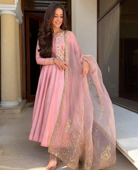 Shilpa Shetty Yoga, Eid Dress Ideas, Faiza Saqlain, Outfit Ideas 2022, Eid Outfit Ideas, Suits Harvey, Sharara Designs, Maya Ali, Iqra Aziz