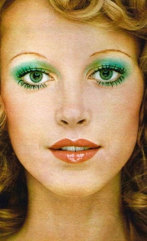 70 Makeup 1970s, 80s Makeup Eyeshadow, Fun Simple Makeup, Caterpillar Makeup, Colorful Disco Party, Hippy Makeup, 80s Women Fashion, 60s 70s Hair, Mrs Wormwood