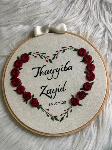 Couple Name Embroidery, Name Embroidery Hoop, Embroidered Wedding Gifts, Modern Hand Embroidery Patterns, Hoop Frame, Clothes Embroidery, Embroidery Hoop Art Diy, Couple Name, Clothes Embroidery Diy