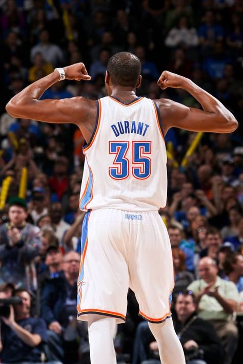 Kevin Durant - OKC Thunder Durant Oklahoma, Okc Thunder Basketball, Slam Dunk Anime, Thunder Basketball, Basketball Players Nba, Okc Thunder, Basketball Photography, Oklahoma City Thunder, Kevin Durant