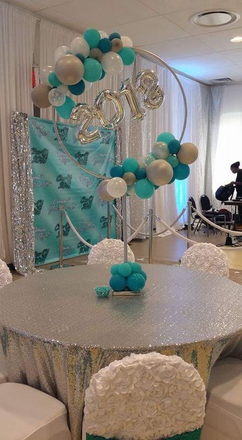 Use hula hoop as bas for giant flower? Deco Ballon, Wreath Ring, Balloon Centerpieces, Giant Flowers, Balloon Columns, Balloon Flowers, Balloon Design, Balloon Diy, Hula Hoop