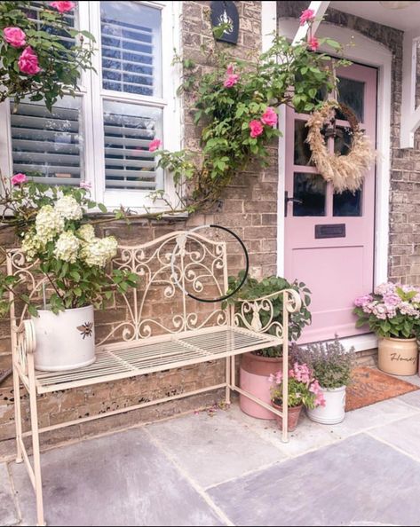 Beautiful front entrance in pink Practical Home Office, Home Office Organization Ideas, Office Organization Ideas, Small Porch Ideas, Cottage Front Doors, Cottage Porch, Pink Door, English Cottage Style, Hygge Home