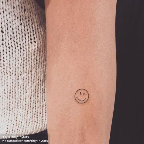 Smiley Micro Tattoo Husband And Wife, Smiley Tattoos, Smile Face Tattoo, Smiley Face Tattoo, Random Tattoos, Tattoo 2024, Smile Tattoo, Tyler Durden, Cute Tiny Tattoos